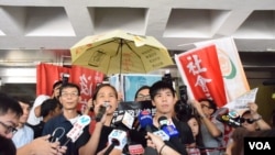 前学联副秘书长岑敖晖与前社民连梁国雄议员的助理陈宝莹在法庭外 (美国之音图片/汤惠芸拍摄)