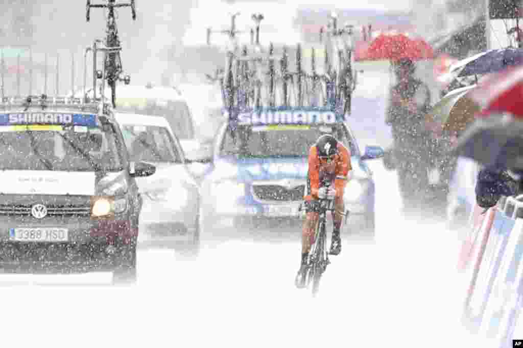 Defending champion Ellen van Dijk of the Netherlands competes in heavy rain to take seventh place in the women&#39;s individual time trial event over 29.5 kilometers (18.3 miles) at the Road Cycling World Championships in Ponferrada, north-western Spain. 