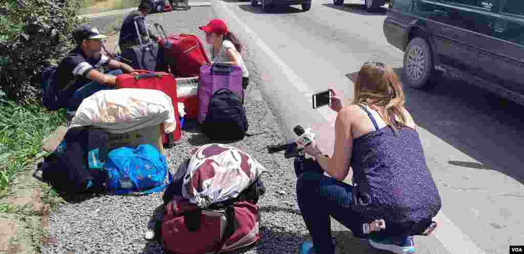 VOA Noticias Celia Mendoza y Alejandra Arredondo pasaron 11 días en las líneas fronterizas entre Venezuela, Brasil, Colombia y Ecuador informando sobre el éxodo de venezolanos en la región. (Alejandra Arredondo, Celia Mendoza &ndash; VOA) &nbsp;