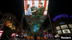 在中国北京的一个购物中心，中国媒体报道了中国国家主席习近平和朝鲜领导人金正恩的会晤。(2019年1月10日)