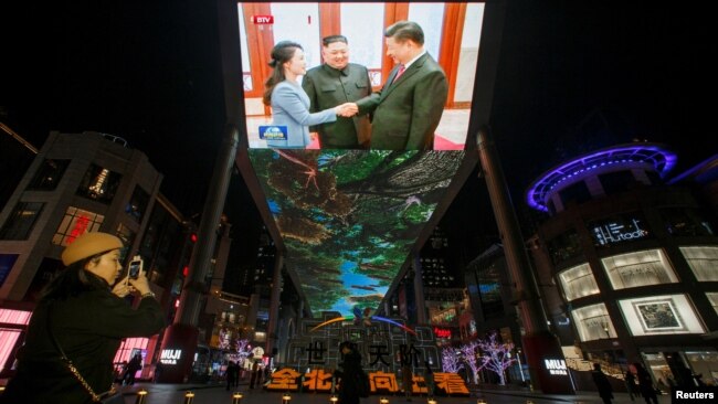 在中国北京的一个购物中心,中国媒体报道了中国国家主席习近平和朝鲜领导人金正恩的会晤。(2019年1月10日)