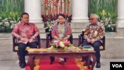 Menteri Luar Negeri Retno Marsudi (tengah) didamping Staf Ahli Menteri Luar Negeri bidang Hubungan Antarlembaga Salman Al-Farisi (kanan) meluncurkan Program Bantuan Kemanusiaan bagi Mynmar di kementerian luar negeri, Jakarta, Kamis 31/8. (Foto: VOA/Fathiyah) 