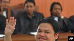 Accused Indonesian Mohammed Jibril Abdurahman waves before his trial at a court in Jakarta (File)