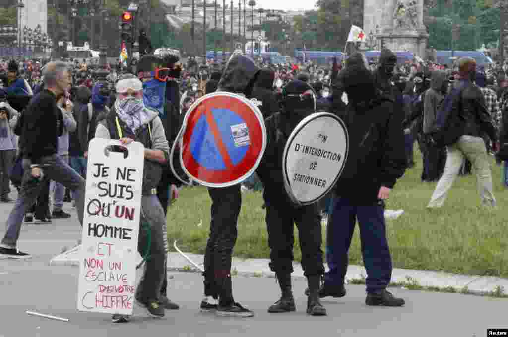 Maskirani mladići u sukobu sa francuskom policijom i žandarmima tokom demonstracija u Parizu kao deo protesta širom zemlje protiv planova za reformu francuskih zakona o radu.