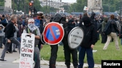 2016年6月14日，带着面具的年轻人在示威游行中与警察发生冲突，二十多人受伤。（路透社） 