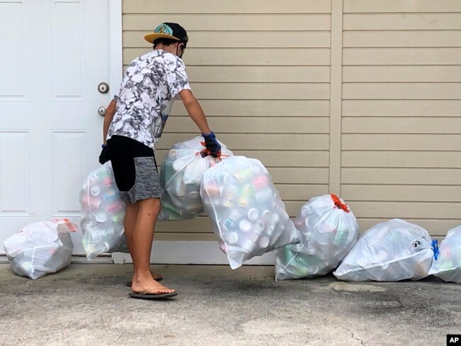 Genshu Price mengumpulkan kaleng dan botol daur ulang untuk penggalangan dananya, Bottles4College, di Hau'ula, Hawaii. (Foto: AP)