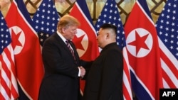 ប្រធានាធិបតីអាមេរិកលោក Donald Trump ចាប់ដៃជាមួយមេដឹកនាំកូរ៉េខាងជើងលោក Kim Jong Un មុនពេលជំនួបនៅក្រុងហាណូយ ប្រទេសវៀតណាម នាថ្ងៃទី២៧ ខែកុម្ភៈ ឆ្នាំ២០១៩។ 