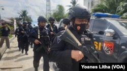 အင်ဒိုနီးရှားနိုင်ငံ Sulawesi ပြည်နယ်မှာ အကြမ်းဖက်အဖွဲ့ဝင်တွေကို ရှာဖွေနေတဲ့ ရဲတပ်ဖွဲ့ဝင်များ။ (နိုဝင်ဘာ ၁၇၊ ၂၀၂၀)