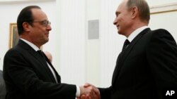 지난해 11월 모스크바를 방문한 프랑수아 올랑드 프랑스 대통령(왼쪽)이 블라디미르 푸틴 러시아 대통령과 악수하고 있다.