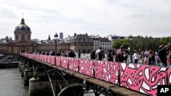 Panel sementara yang ditutupi oleh graffiti di Pont des Arts, Paris, 10 Juni 2015.