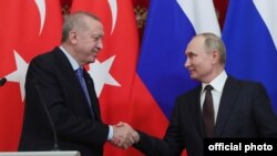 레제프 타이이프 에르도안(왼쪽) 터키(최근 '튀르키예'로 국호 변경) 대통령과 블라디미르 푸틴 러시아 대통령 (자료사진)