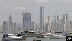 Seorang pria sedang mengemudikan kapal kecil diantara kapal-kapal kecil mewah yang hendak merapat di kota Panama (Foto: dok). Gempa berkekuatan 6,6 SR mengguncang kota ini, Minggu malam (3/6).