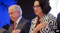 Jaksa Agung AS, Jeff Sessions dan Duta Besar AS untuk El Salvador, Jean Elizabeth Manes berdiri selama pemutaran lagu kebangsaan AS dalam upacara kelulusan di Akademi Penegak Hukum Internasional di San Salvador, El Salvador, 28 Juli 2017. (Foto: dok).