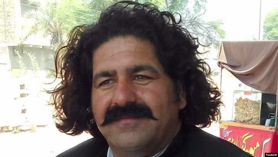 علي وزير د کال 2020 راهسې د کراچۍ په مرکزي زندان کې بندي دی او په کراچۍ کې پرې څلور مقدمې چلېدلي چې په څلورو واړو کې يې عدالتونو ضمانتونه منظور کړي دي