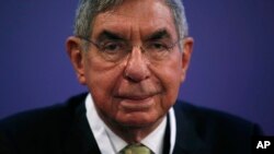 ARCHIVO - Foto del premio Nobel de la Paz y dos veces presidente de Costa Rica, Oscar Arias, durante la ceremonia de la XV Cumbre Mundial de Premios Nobel de la Paz en Barcelona, ​​España. (Foto AP/Manu Fernández)