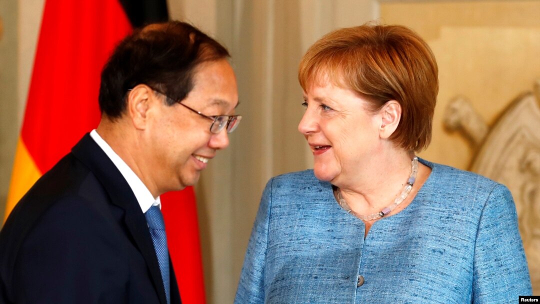 德国总理默克尔在梅塞堡接见中国驻德国大使史明德。（2018年7月6日）