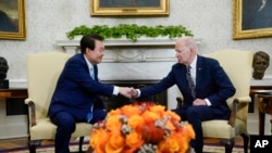 Predsjednici SAD i Južne Koreje, Džo Bajden i Jun Suk Jeol, rukuju se tokom sastanka u Bijeloj kući (Foto: AP/Evan Vucci)