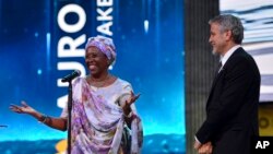  Marguerite Barankitse, recevant le premier Prix Aurora, en présence de l'acteur américain George Clooney, Erevan, Armenie, dimanche 24 avril 2016. (Davit Hakobyan/ PAN Photo via AP)