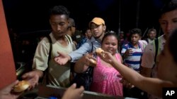 Migran dari Honduras menerima roti gratis dari penduduk Esquipulas, Guatemala, Senin, 15 Oktober 2018. (Foto: dok). Mereka berangkat berkelompok, dari San Pedro Sula menuju Amerika Serikat, untuk mengurangi kemungkinan serangan perampok dan bahaya lainnya yang biasa terjadi di jalur migrasi melalui Amerika Tengah dan Meksiko.