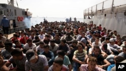 10일 난민 300여 명을 태운 선박 리비아 해안경비정의
구조를 받아 트리폴리에 무사히 도착했다.