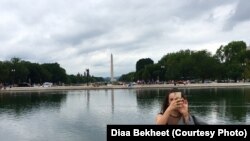 A woman uses a smartphone in Washington, DC, Aug. 2018. (Photo: Diaa Bekheet). Visitors to New Zealand can be fined 5,000 New Zealand dollars ($3,243) for refusing to provide passwords to unlock electronic devices and allow customs officials to examine th