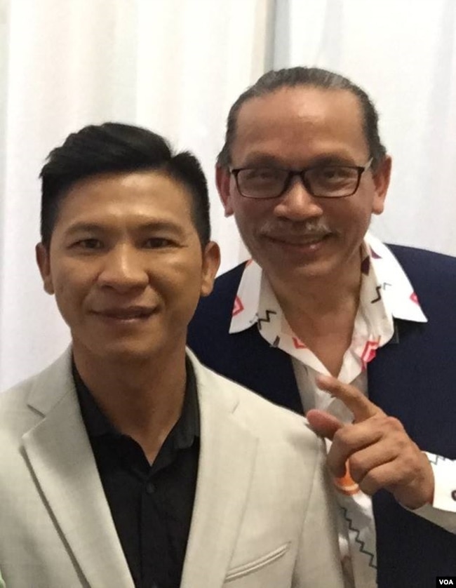 Nghị viên Tâm Nguyễn, bên phải, với nhạc sĩ Việt Khang. (Ảnh: Bùi Văn Phú)