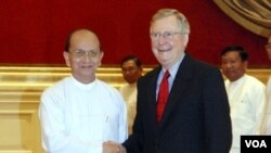 Presiden Burma Thein Sein (kiri) menyambut kunjungan Senator AS, Mitch McConnell di istana Presiden di Naypyitaw (20/1).