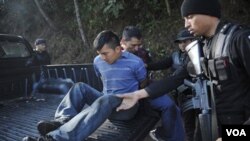 La policía guatemalteca detiene a dos sospechosos en Cobán.