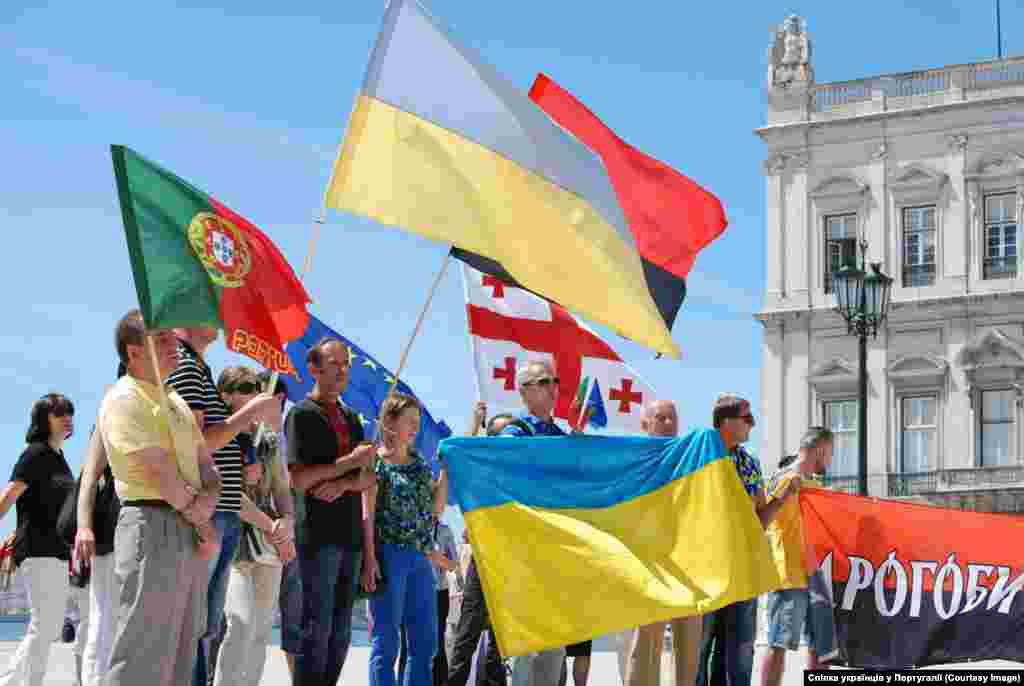 Лісабон "Недільна маніфестація (4 травня), що пройшла в центрі Лісабону під гаслом «Ні кремлівському тероризму!», мала за мету показати португальцям, що на Сході і Півдні України діють терористичні групи з Росії, що підбурюють місцевих етнічних росіян проти цілісності України", - повідомляє Спілка українців Португалії.