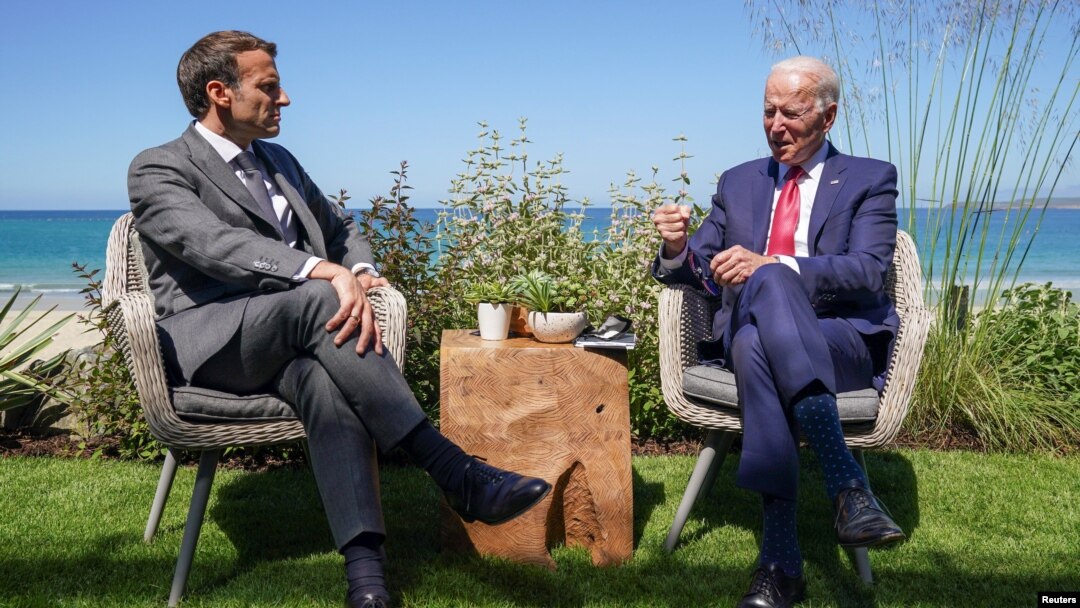 Predsjednik SAD Joe Biden i francuski predsjednik Emanuel Makron razgovaraju na marginama samita G7 u Kornvolu u Engleskoj