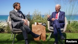Predsednik SAD Džo Bajden i francuski predsednik Emanuel Makron razgovaraju na marginama samita G7 u Kornvolu u Engleskoj