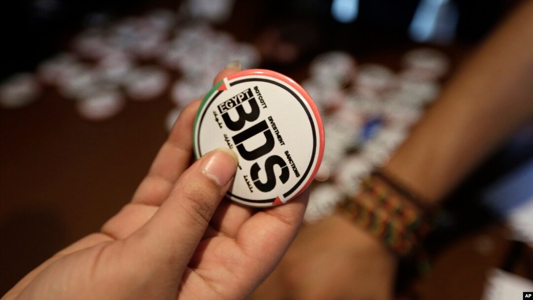 Bros bertuliskan BDS atau Boikot, Divestasi dan Sanksi terhadap Israel. (Foto: Dok)
