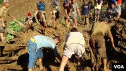 Warga menggali di lokasi tanah longsor di Nepal (foto: dok).