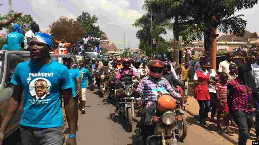 Une manifestation des partisans de Kizza Besigye d&rsquo;être dispersés par la police à Kampala, Ouganda, 15 février 2016. &nbsp;
