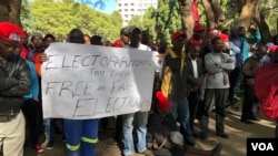 L'opposition proteste contre le refus de la Commission électorale du Zimbabwe de publier le tableau des électeurs pour les élections du 30 juillet 2018 (S.Mhofu pour VOA)