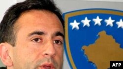 Pomoćnik američkog državnog sekretara govori za medije nakon sastanka sa ministrom spoljnih poslova Kosova Skenderom Hisenijem u Prištini