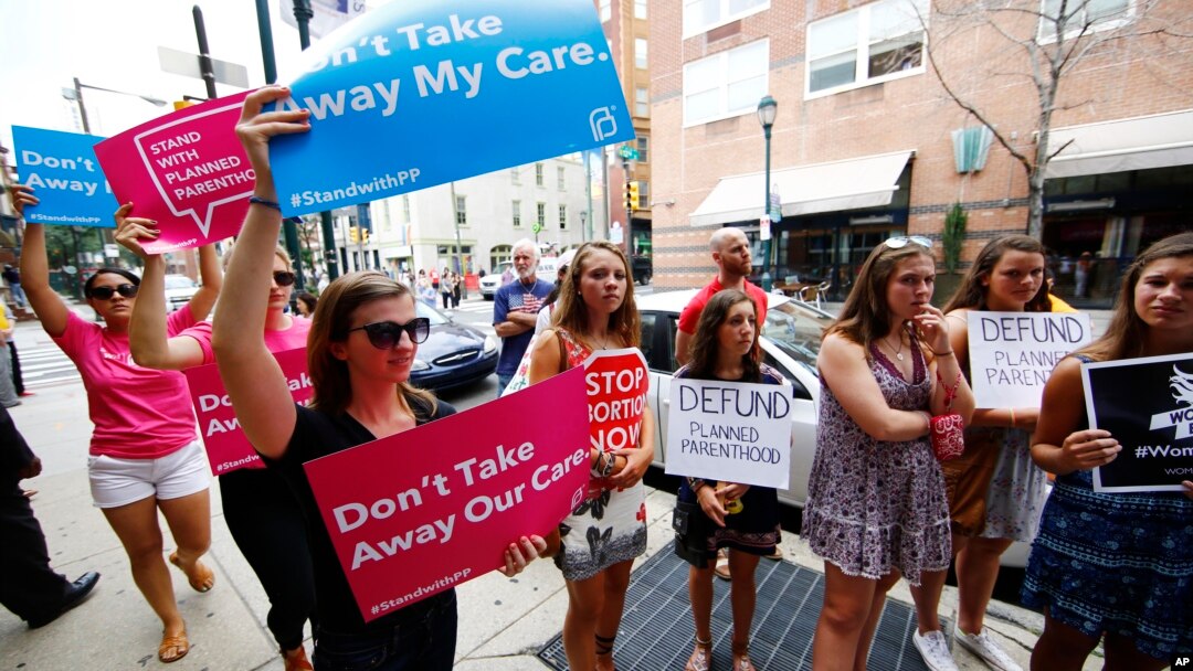 Những người phản đối và ủng hộ Planned Parenthood tuần hành tại Philadelphia ngày 28/7/2015.