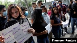Manifestantes protestan frente a la embajada de Trinidad y Tobago en Caracas, Venezuela.