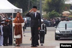 Presiden Jokowi memberikan penghormatan kepada almarhum Presiden ke-3 RI, B.J. Habibie dalam prosesi pemakaman di TMP.Kalibata, Jakarta, 12 September 2019.