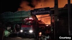 မီးေလာင္ေနတဲ့ ေရႊဘုိၿမိဳ႕မေဈးႀကီး။ (ေမ ၁၅၊ ၂၀၂၁။ ဓာတ္ပုံ - CJ)