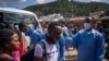 Un personnel du Rwanda Biomedical Center contrôle les passagers d'une gare routière après que le gouvernement a suspendu tous les mouvements inutiles pendant deux semaines pour freiner la propagation du coronavirus à Kigali, au Rwanda, le 22 mars 2020. (Ph.Simon Wohlfar/AFP)