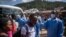 Un personnel du Rwanda Biomedical Center contrôle les passagers d'une gare routière après que le gouvernement a suspendu tous les mouvements inutiles pendant deux semaines pour freiner la propagation du coronavirus à Kigali, au Rwanda, le 22 mars 2020. (Ph.Simon Wohlfar/AFP)