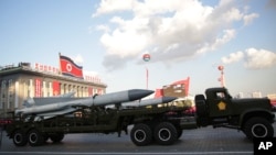 Misiles son exhibidos durante un desfile en Pyongyang, Corea del Norte, el 10 de octubre de 2015, en el 70 aniversario de la creación del partido gobernante.