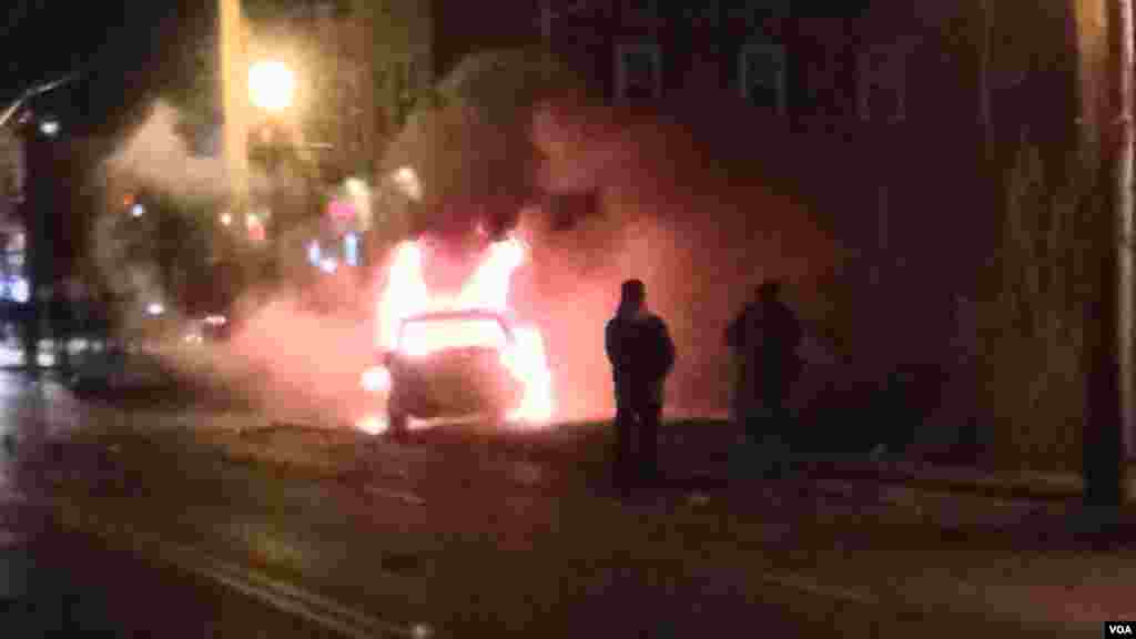 Unrest on the streets of Ferguson after a grand jury decided not to indict police officer Darren Wilson in the death of Michael Brown, Ferguson, Missouri, Nov. 24, 2014. (Kane Farabuagh/VOA)