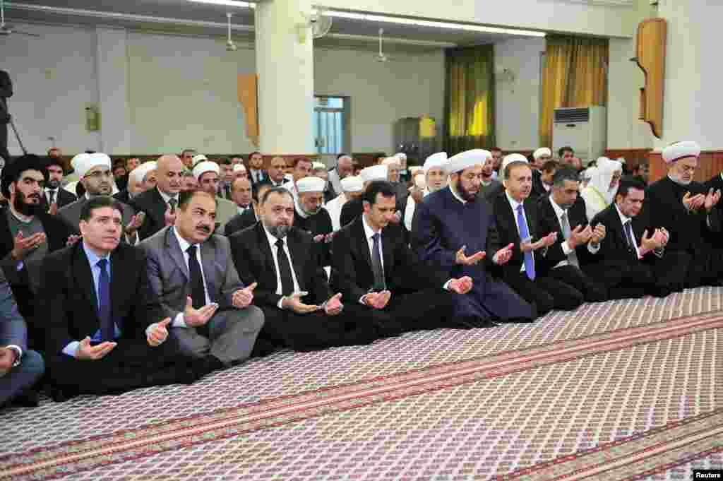 شام کے صدر بشار الاسد کو ایک عرصے کے بعد ہفتہ کو نماز عید کے موقع پر منظر عام پر دیکھا گیا۔