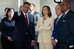 La candidata presidencial demócrata Kamala Harris escucha al director interino de Seguridad Pública y Seguridad Nacional de Houston, Thomas Munoz, después de recibir información sobre los esfuerzos de recuperación del huracán Beryl el 24 de julio de 2024 en Houston, Texas.