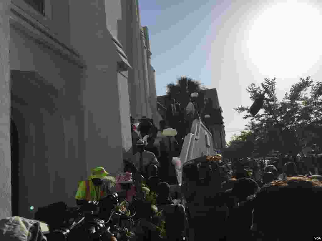 Crowds on the front steps of the Emanuel AME Church in Charleston, South Carolina, June 21, 2015. (Jerome Socolovsky/VOA) 