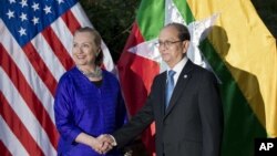 U.S. Secretary of State Hillary Rodham Clinton, left, and Burma President Thein Sein shake hands before a meetingin Siem Reap, Cambodia, July 13, 2012.