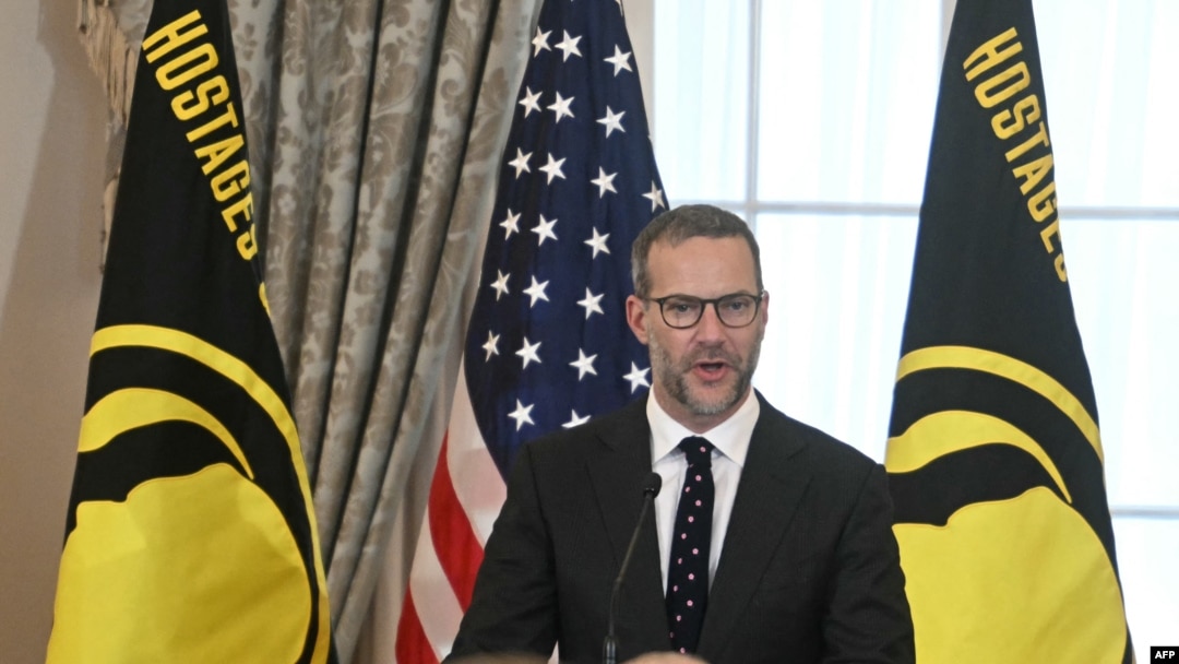 El enviado especial de EEUU para los rehenes, Adam Boehler, habla durante una ceremonia de izamiento de la bandera de EEUU en nombre de los detenidos injustamente, en el Departamento de Estado en Washington, DC, el 6 de marzo de 2025.