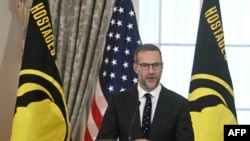 El enviado especial de EEUU para los rehenes, Adam Boehler, habla durante una ceremonia de izamiento de la bandera de EEUU en nombre de los detenidos injustamente, en el Departamento de Estado en Washington, DC, el 6 de marzo de 2025.